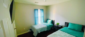 Spacious 4-bedroom house in charming Houston with AC NEAR AIRPORT