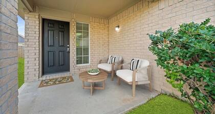 Spacious 4-bedroom house in charming Houston with AC NEAR AIRPORT