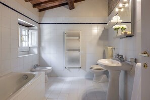 Dusche, Haartrockner, Bidet