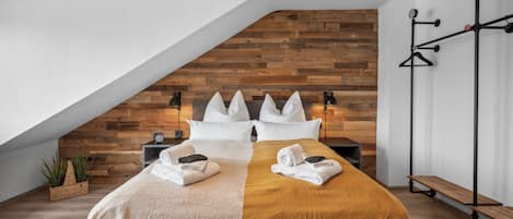 1 habitación, escritorio, tabla de planchar con plancha y cuna de viaje