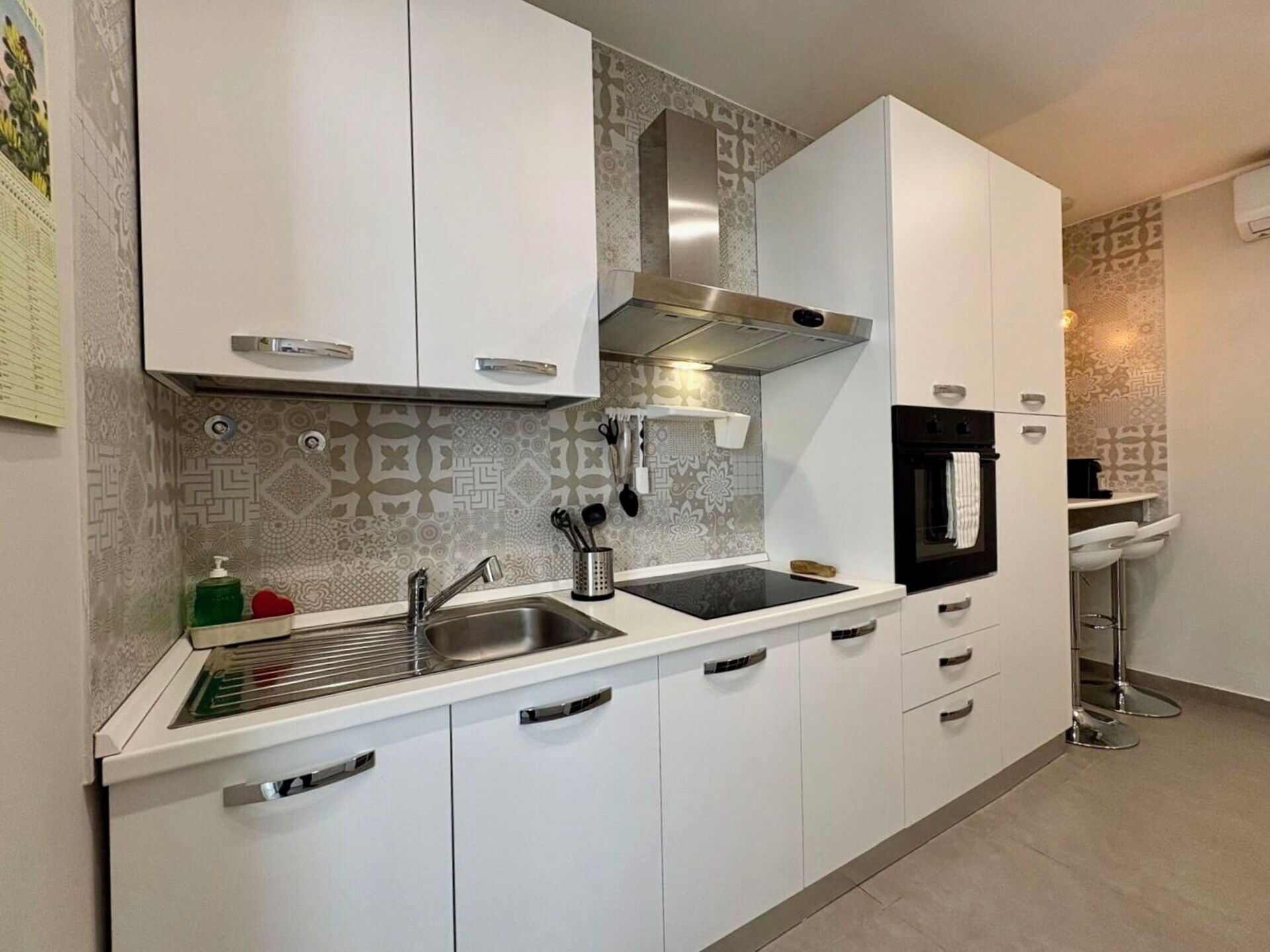 Fridge, oven, stovetop, coffee/tea maker