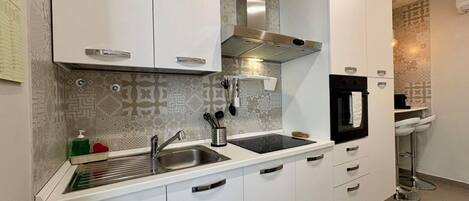 Fridge, oven, stovetop, coffee/tea maker
