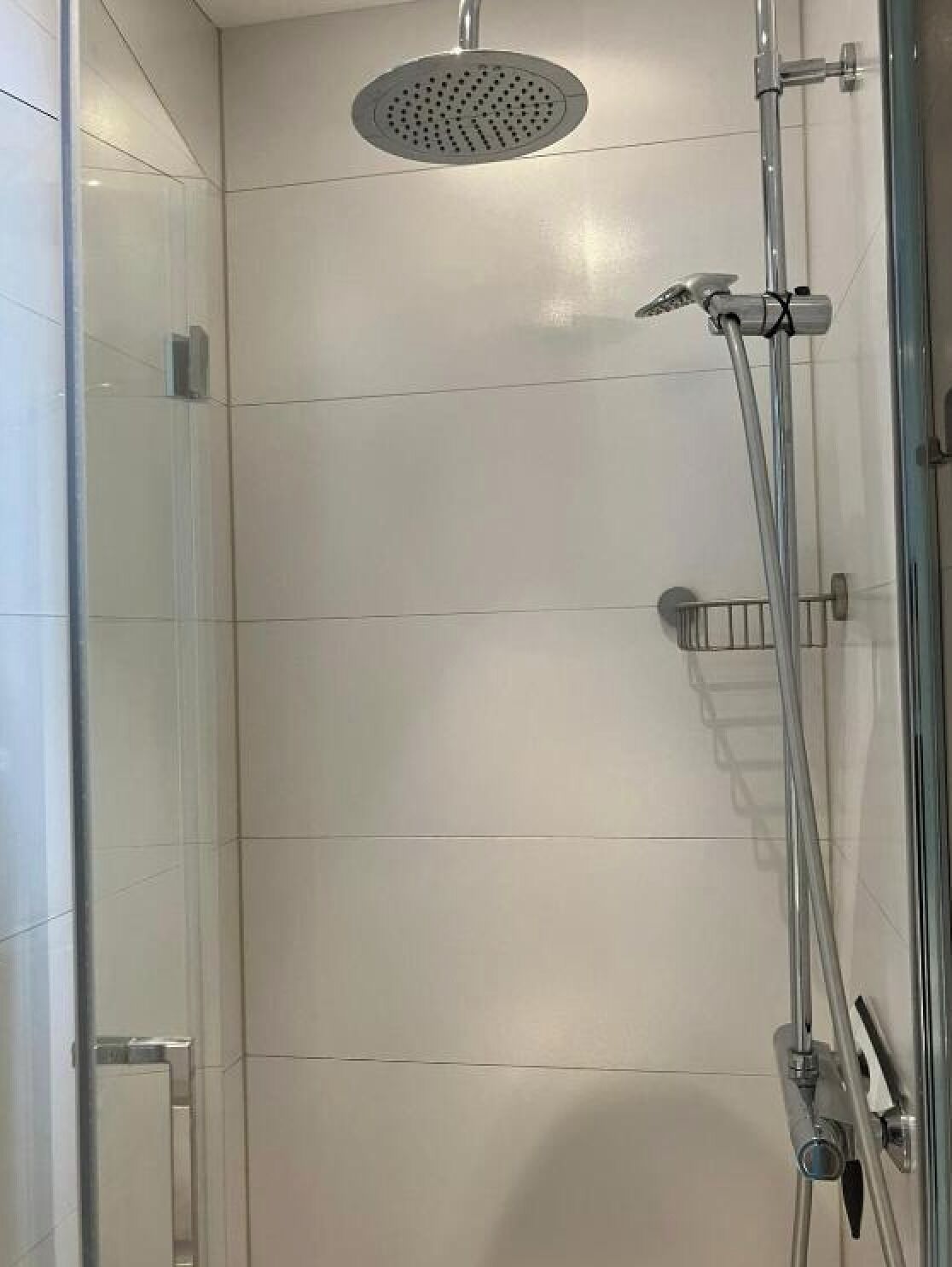 Dusche, Handtücher, Toilettenpapier