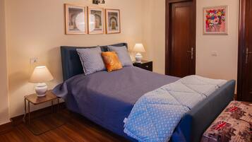 2 bedrooms, iron/ironing board, internet, bed sheets