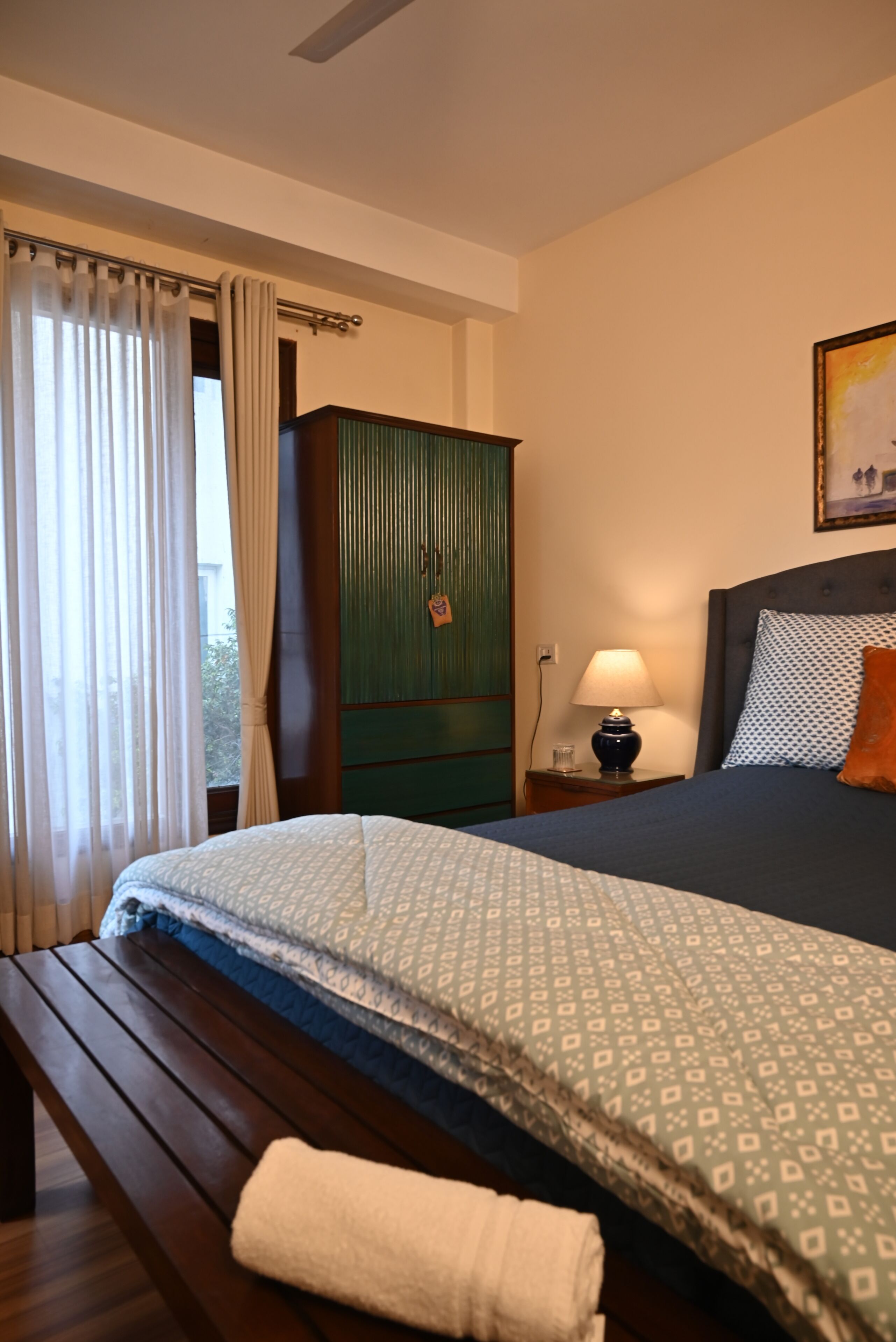 2 bedrooms, iron/ironing board, internet, bed sheets
