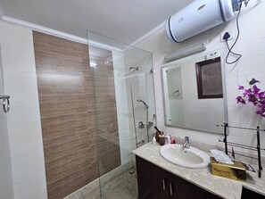Dusche, Handtücher, Seife, Toilettenpapier