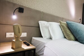 Suite junior, vistas al patio | Caja fuerte, escritorio, espacio para trabajar con un portátil