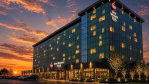 Ein Best Western Plus Hotel mit moderner Glasfassade, mehreren Etagen und einem Parkplatz.