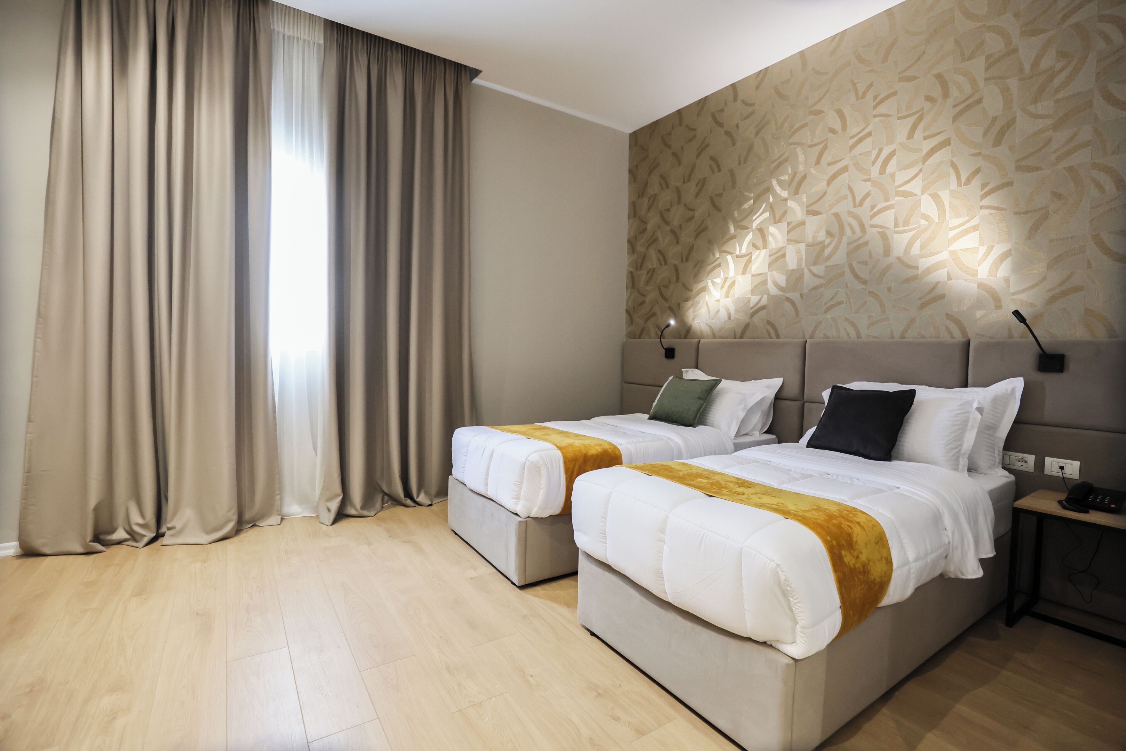 Quarto casal ou duplo luxo | Cofres nos quartos, escrivaninha, espaço de trabalho para notebook