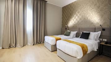 Quarto casal ou duplo luxo | Cofres nos quartos, escrivaninha, espaço de trabalho para notebook