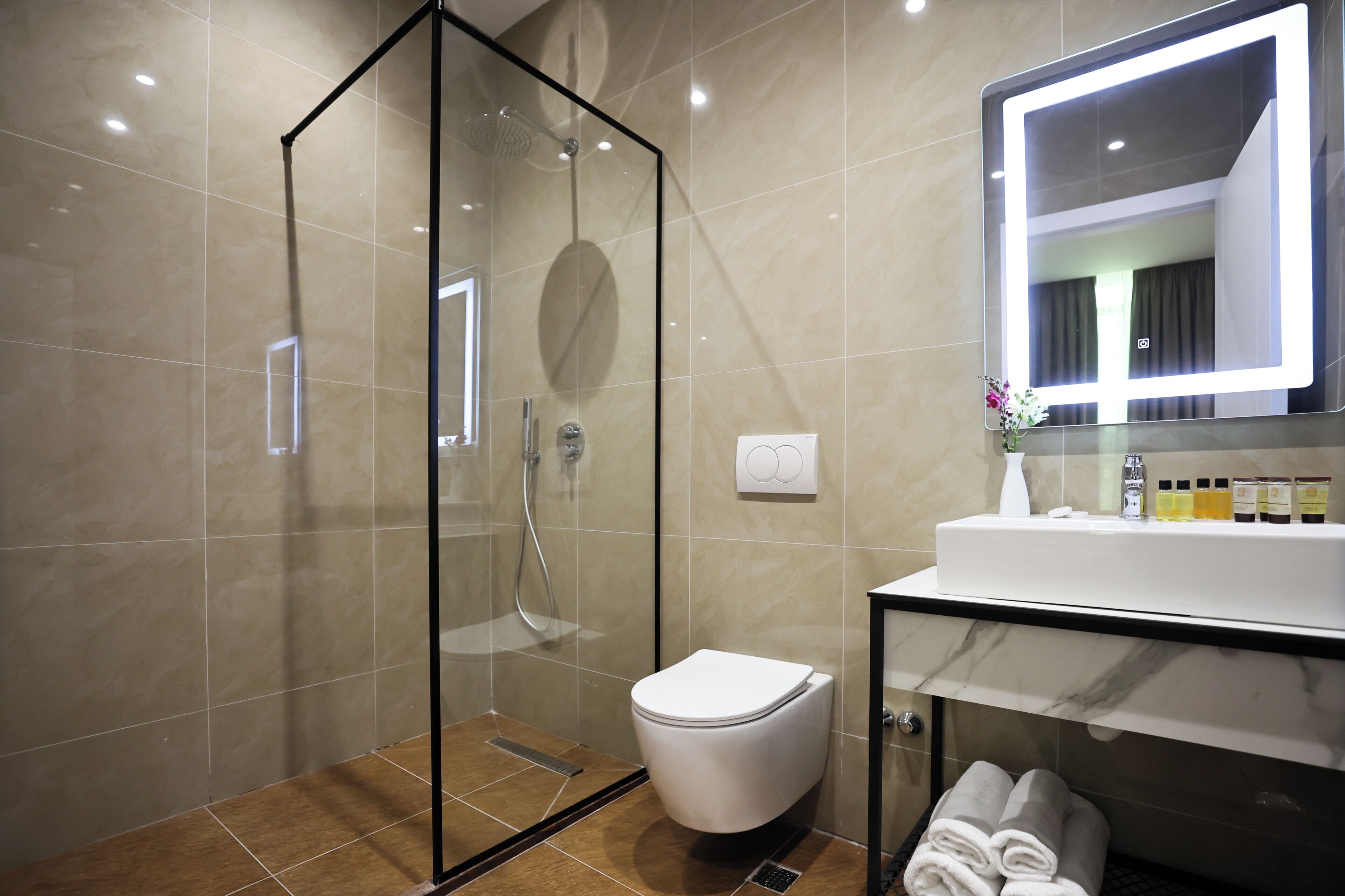 Suite Junior, vista cortile | Bagno | Set di cortesia gratuito, asciugacapelli, asciugamani, sapone