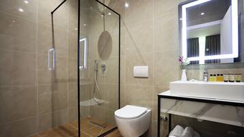 Suite Junior, vista cortile | Bagno | Set di cortesia gratuito, asciugacapelli, asciugamani, sapone
