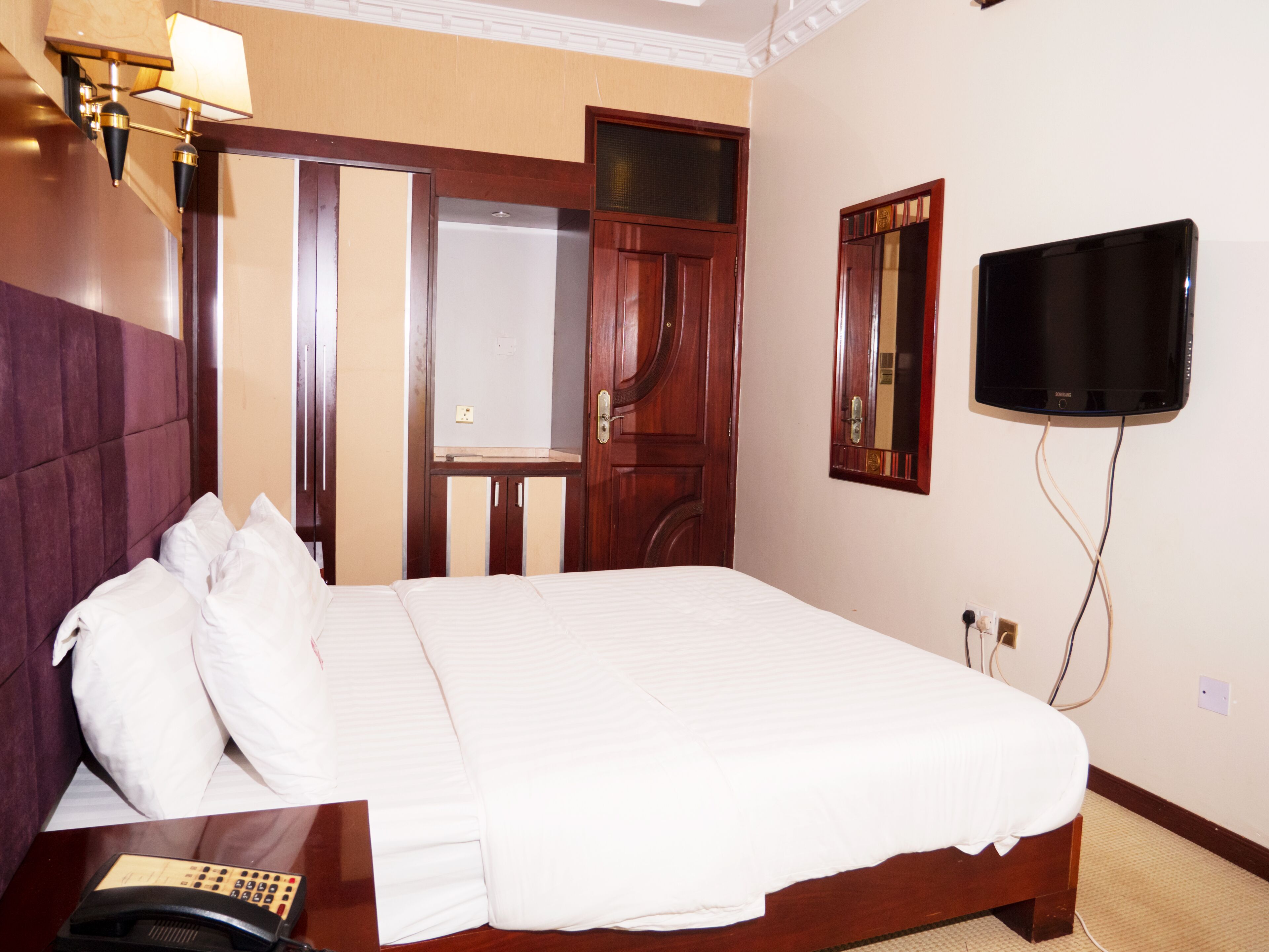 Habitación doble Deluxe, vista al resort | Caja de seguridad en la habitación y escritorio 