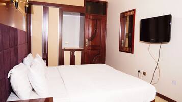 Habitación doble Deluxe, vista al resort | Caja de seguridad en la habitación y escritorio