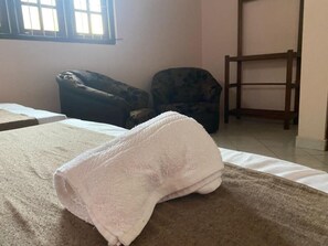 Quarto casal luxo, vista para o jardim | Cofres nos quartos