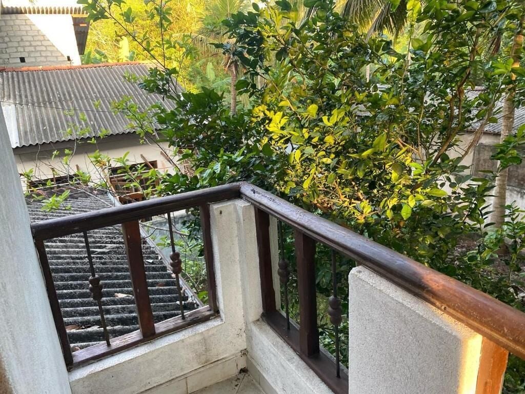 Chambre Triple, balcon, vue ville | Enceinte de l’hébergement