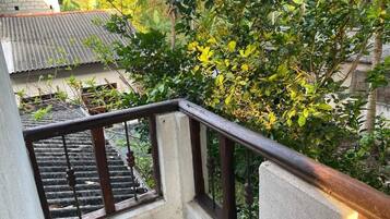 Chambre Triple, balcon, vue ville | Enceinte de lâhĂ©bergement