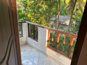 Quarto triplo, sacada, vista para a cidade | Área da propriedade