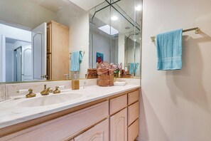 Interior - ABQ Townhouse w/ Mtn-view Balcony: Pets Welcome! (Albuquerque)