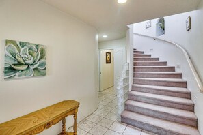 Interior - ABQ Townhouse w/ Mtn-view Balcony: Pets Welcome! (Albuquerque)