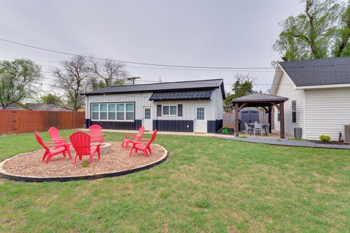 1 Mi to OU! Sleek Guest House w/ Gas Grill
