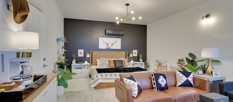 1 Mi to OU! Sleek Guest House w/ Gas Grill