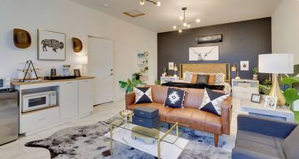 1 Mi to OU! Sleek Guest House w/ Gas Grill