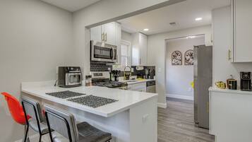 House (5 Bedrooms) | Interior
