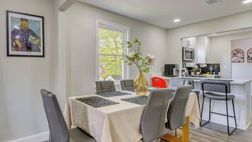 House (5 Bedrooms) | Interior