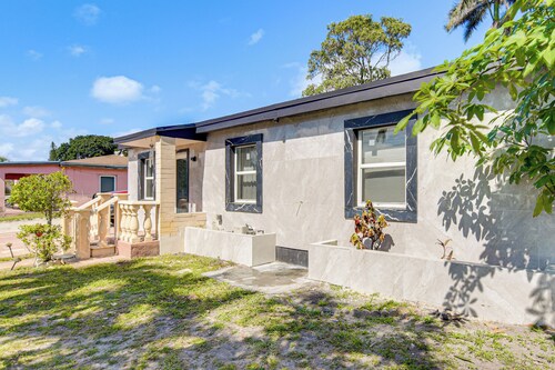 4 Mi to Hard Rock Stadium & Lakes! Elegant Home