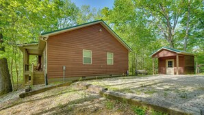 A wooden cabin with a porch, a small attached structure, and a gravel driveway. - 3 Mi to Marina on Dale Hollow Lake! Cabin Getaway (Byrdstown)