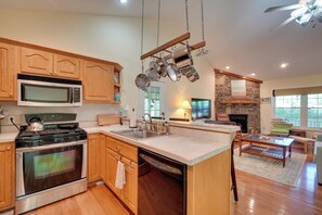 House (3 Bedrooms) | Interior - Bring Your Boat! 'all Decked Out' Byrdstown Home (Byrdstown)
