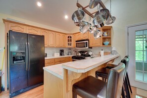 House (3 Bedrooms) | Interior - Bring Your Boat! 'all Decked Out' Byrdstown Home (Byrdstown)