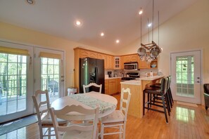 House (3 Bedrooms) | Interior - Bring Your Boat! 'all Decked Out' Byrdstown Home (Byrdstown)