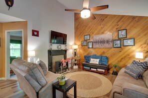 Interior - Dale Hollow Hideaway! Cabin w/ Hot Tub (Byrdstown)