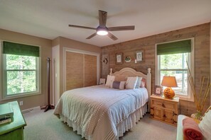Interior - Dale Hollow Hideaway! Cabin w/ Hot Tub (Byrdstown)