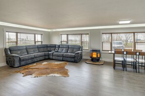 Interior - Modern + Spacious! Rural Home By Heise Hot Springs (Rigby)