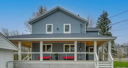 < 1 Mi to Oakland University: Cozy Retreat w/ Yard
