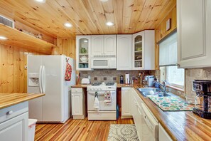 Interior - Hike & Unwind - Quiet Wooded Getaway in Pikeville (Pikeville)