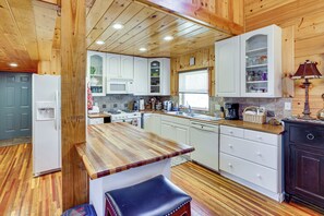 Interior - Hike & Unwind - Quiet Wooded Getaway in Pikeville (Pikeville)