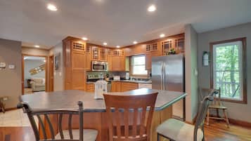 House (5 Bedrooms) | Interior