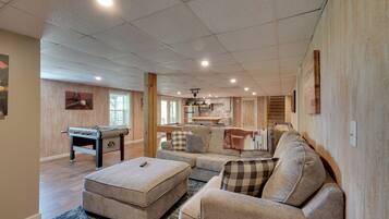 House (5 Bedrooms) | Interior