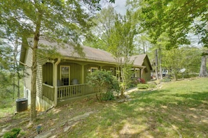 A green wooden house with a porch, surrounded by trees and a grassy yard. - 'mountain View' Home Near Dale Hollow Lake Fun! (Byrdstown)