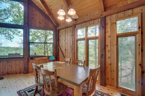 Interior - Hot Tub & Games! 'the Retreat' on Dale Hollow Lake (Byrdstown)