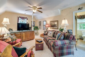 Interior - Pool Access! Cozy Couple's Getaway in Kilmarnock (Kilmarnock)