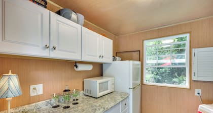 Pool Access! Cozy Couple's Getaway in Kilmarnock