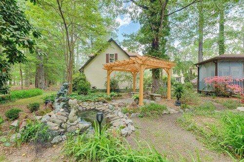 Pool Access! Cozy Couple's Getaway in Kilmarnock