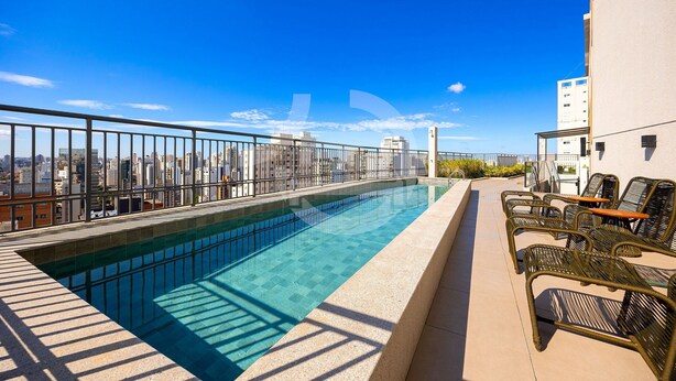 A rooftop pool with a clear view of the city skyline, a railing, and outdoor seating. - Hospedez - Estudios Campo Belo Movi (São Paulo)
