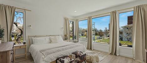 4 bedrooms, iron/ironing board, WiFi, bed sheets