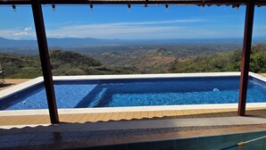 Tinaco rectangular con vista despejada a un paisaje montañoso.